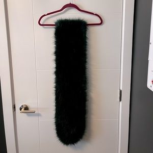💚 GORGEOUS Emerald Green faux fur scarf.